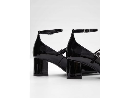 B.P.C czółenka na klocku czarne lakierowane z paseczkami 42.