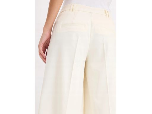 B.P.C eleganckie spodenki w kant ecru r.52