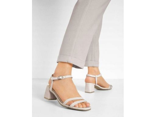 B.P.C sandały beżowe na obcasie na paseczki ^42