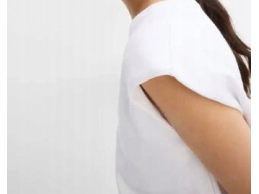 B.P.C t-shirt damski biały bez rękawów z dekoltem w serek 44/46.