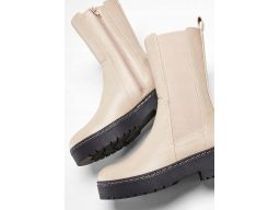 B.P.C krótkie kozaki beżowe na grubej podeszwie 41.