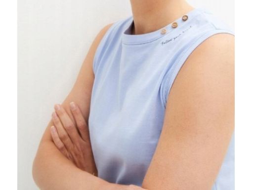 B.P.C top niebieski z guziczkami przy dekolcie 40/42.