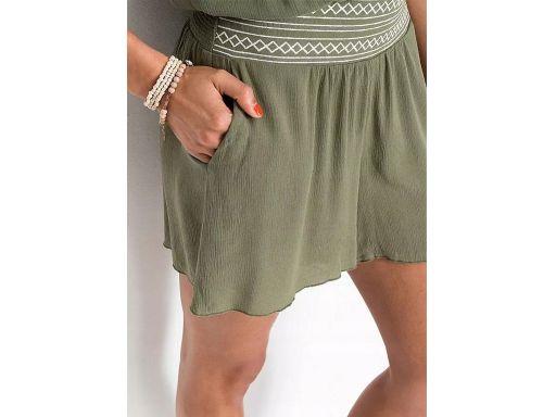 B.P.C krótki kombinezon zielony z szerokim pasem z białym haftem r.46