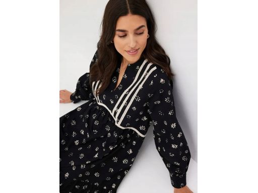 B.P.C rozkloszowana sukienka mini czarna z beżowym nadrukiem z koronką