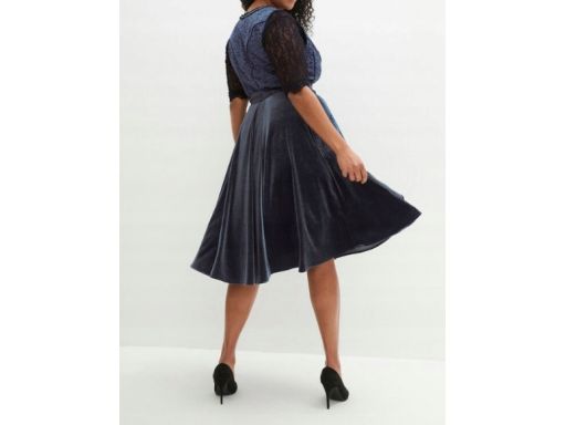 B.P.C. czarna sukienka ludowa w cętki z fartuchem z koronki 50.