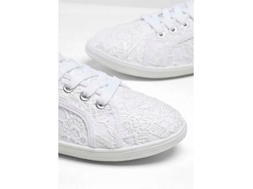 B.P.C trampki materiałowe damskie białe sneakersy z haftem 40.