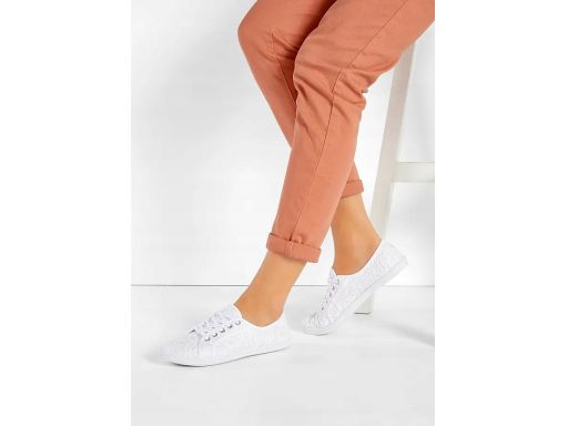 B.P.C trampki materiałowe damskie białe sneakersy z haftem 40.