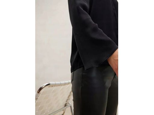 B.P.C bluzka satynowa tunika czarna z wycięciami w dekolcie ^38