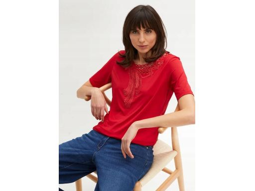B.P.C t-shirt czerwony z dekoracyjnym haftem przy dekolcie 36/38.
