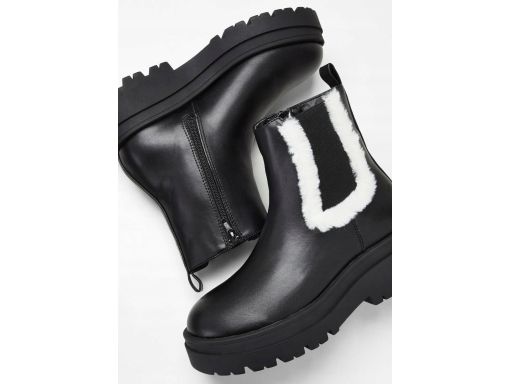 B.P.C czarne botki z eko skóry na grubej podeszwie z futerkiem r.40