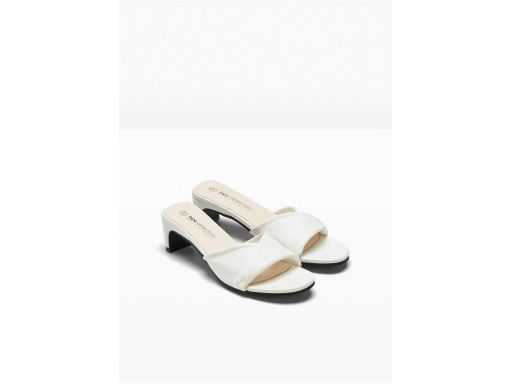 B.P.C klapki na obcasie białe ^40