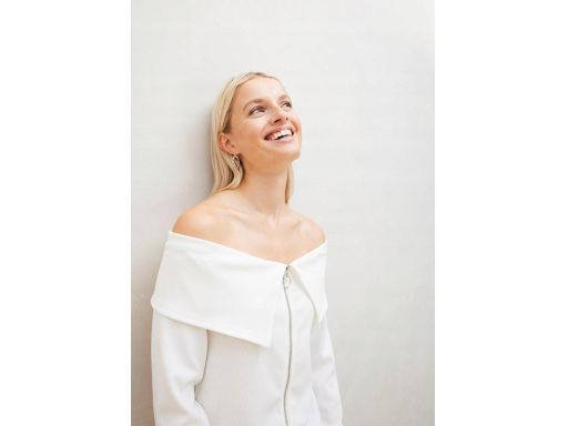 B.P.C biała bluzka prążkowana z odkrytymi ramionami i kołnierzem ^32/3