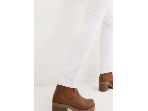 B.P.C jeansy damskie białe ze stretchem 50.