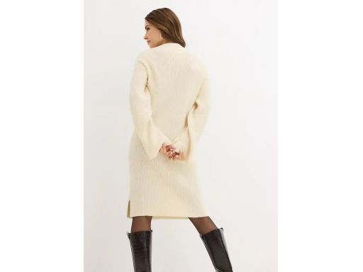 B.P.C dzianinowa sukienka ecru z ozdobnymi guzikami na rękawach 48/50.