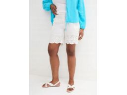 B.P.C szorty bawełniane z ażurowym haftem śmietankowe 54.