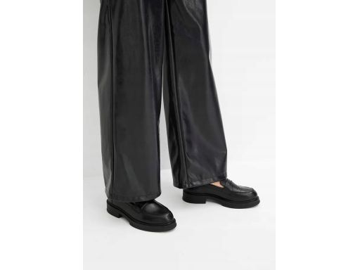 B.P.C spodnie czarne, luźne eko skóra z połyskiem 38.