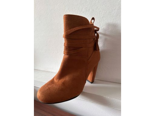 B.P.C brązowe botki na obcasie eko zamsz z paskami r.38