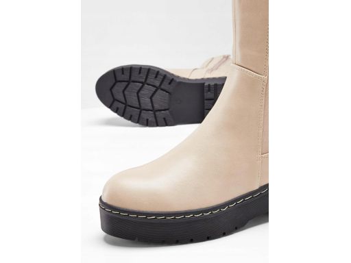 B.P.C krótkie kozaki beżowe na grubej podeszwie 39.