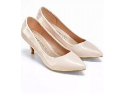 B.P.C lakierowane czółenka na szpilce beżowe 40.